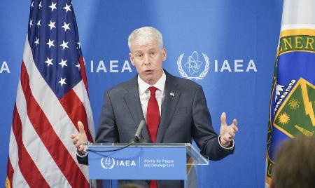 ９月、ウィーンで記者会見する米国のライト・エネルギー長官