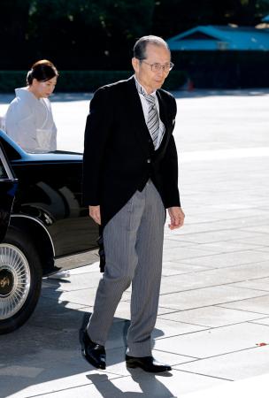 文化勲章の親授式に向かう王貞治さん＝３日午前、宮殿・南車寄
