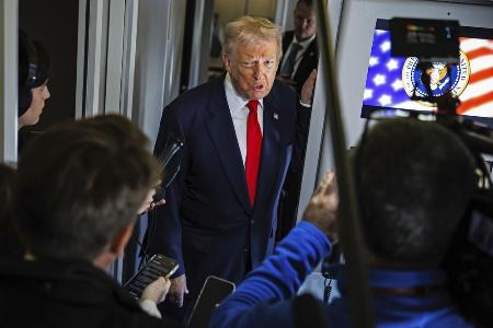 大統領専用機内で取材に応じるトランプ米大統領＝１０月３１日（ゲッティ＝共同）