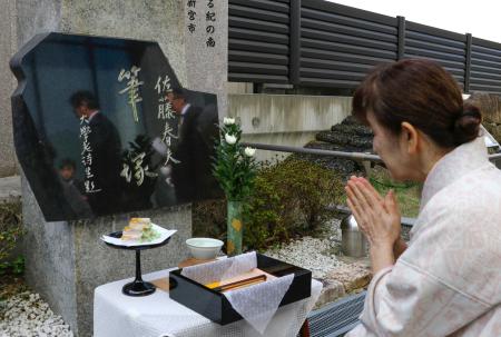 和歌山県新宮市で営まれた作家佐藤春夫をしのぶ筆供養＝３日