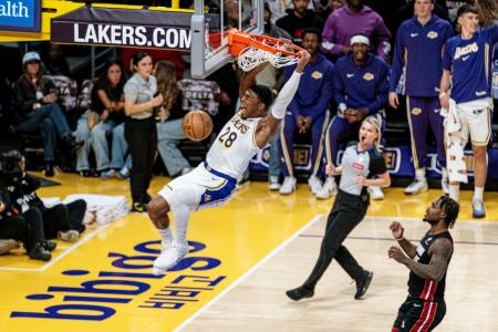 ヒート戦でダンクシュートを決めたレーカーズの八村＝ロサンゼルス（アナドル提供・ゲッティ＝共同）