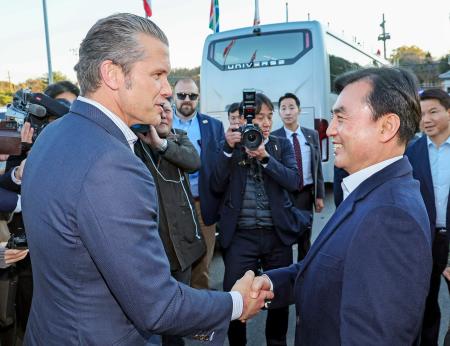 ３日、板門店の共同警備区域で握手するヘグセス米国防長官（左）と韓国の安圭伯国防相（聯合＝共同）