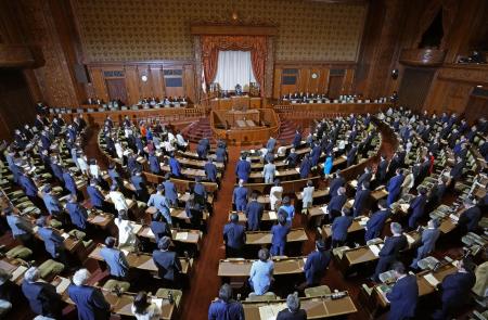 政治資金収支報告書のデータベース化や政治資金監視委員会の設置を含む政治改革関連３法が可決、成立した参院本会議＝２０２４年１２月