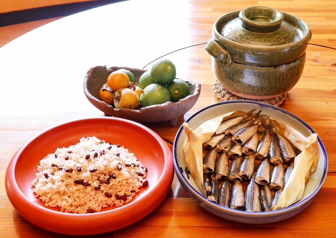 神谷禎恵さんが作った「みとりおこわ」（左下）や「イワシのぬか炊き」（右下）