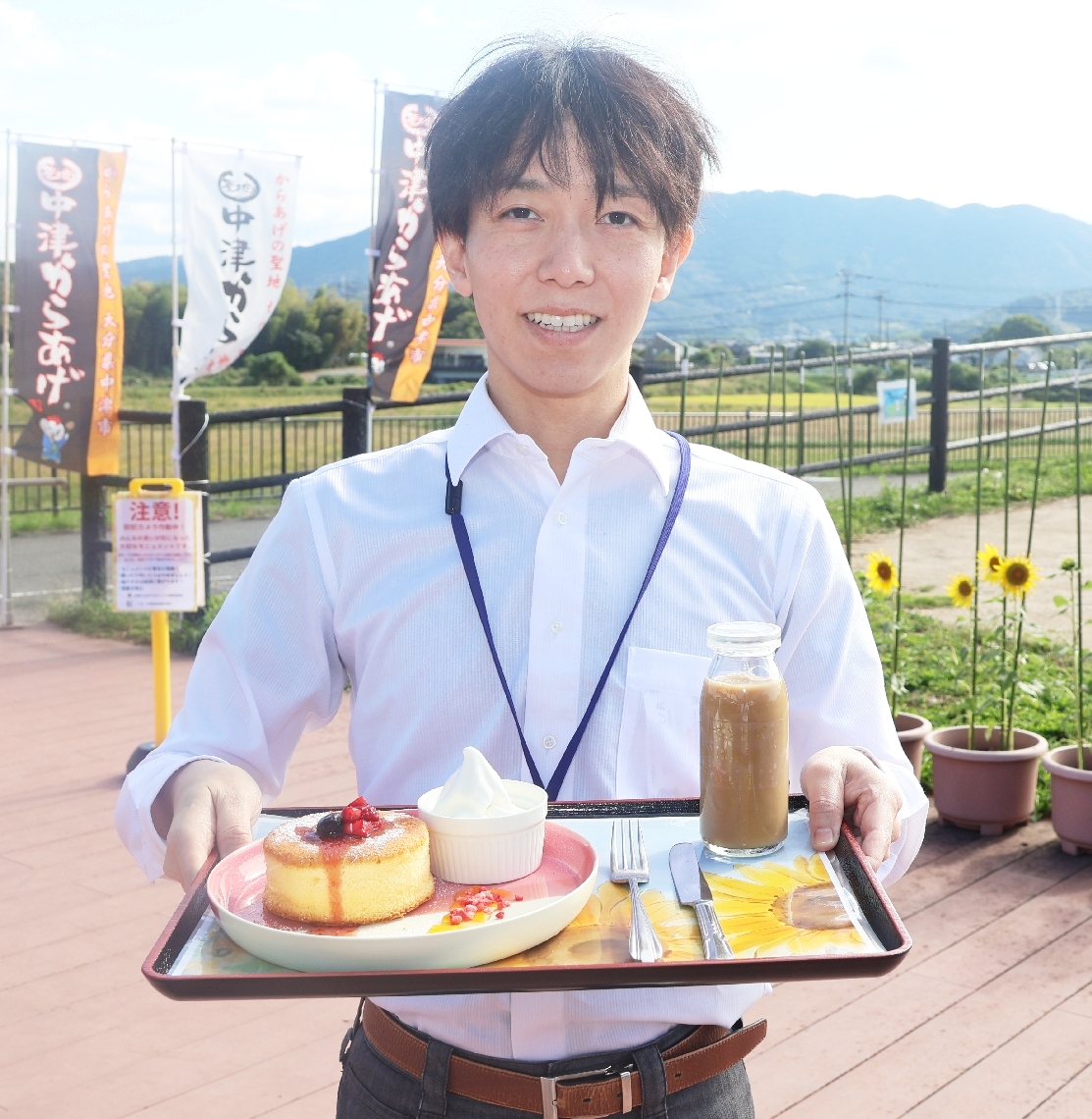 「ストロベリームーン」をイメージしたデザートを考案した堀井快功管理栄養士＝中津市加来の道の駅なかつ