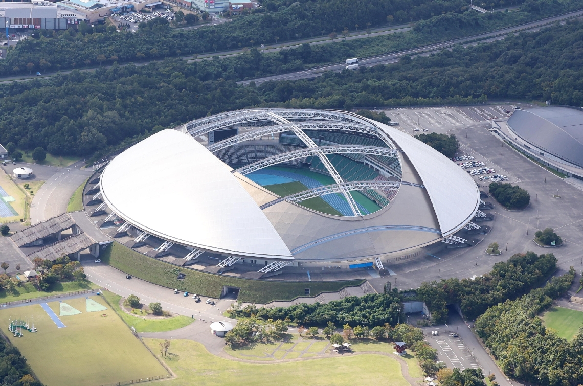 設備の老朽化で可動屋根は開いた状態が続くクラサスドーム大分＝１０月２８日、大分市横尾（本社チャーター機から撮影）