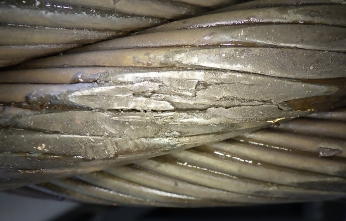 断線が見つかった可動屋根のワイヤロープ＝２０２４年１０月（県提供）