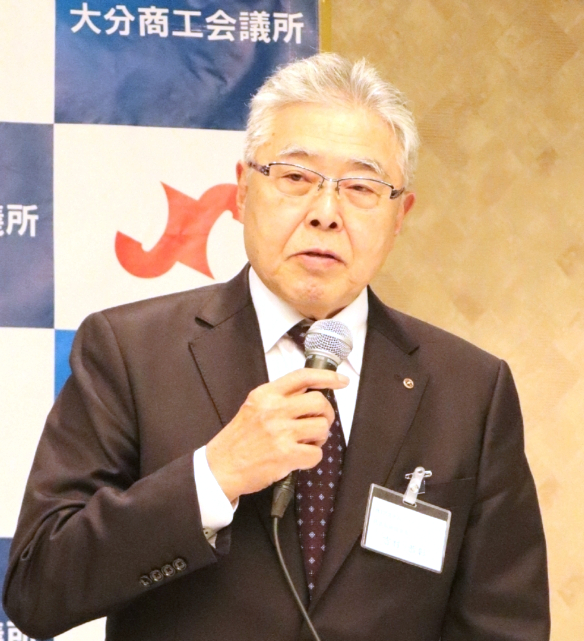 総会後の記者会見で４期目の抱負を述べる吉村恭彰会頭＝４日、大分市内のホテル