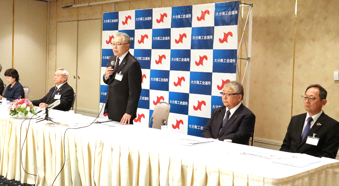 総会後、記者会見をする新役員。４期目の決意を述べる吉村恭彰会頭（中央）