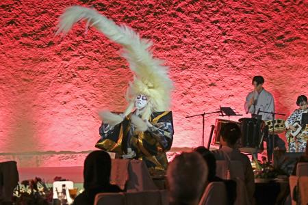 ３日、サウジアラビア・リヤドで開催された歌舞伎舞踊の公演で舞う中村隼人さん（共同）