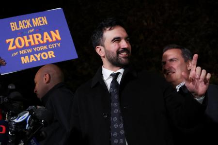 ニューヨーク市長選のマムダニ候補＝３日、ニューヨーク（ロイター＝共同）