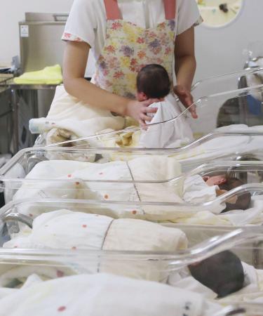 新生児室の赤ちゃん（ガラス越しの撮影です）