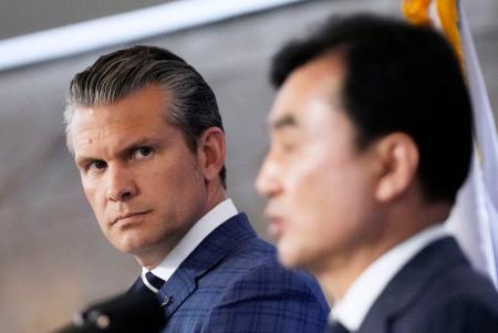 米韓の定例安保協議後の記者会見で、韓国の安圭伯国防相（右）を見つめるヘグセス米国防長官＝４日、ソウルの国防省（共同）