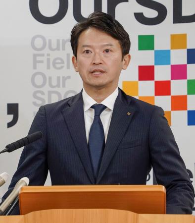 兵庫県庁で記者会見する斎藤元彦知事＝４日午後