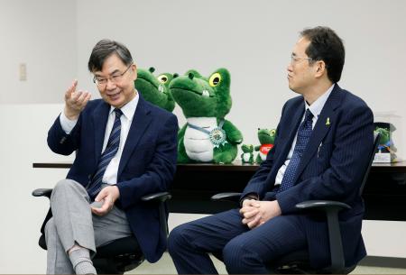 全国がん患者団体連合会の天野慎介理事長（右）と対談する、ノーベル生理学・医学賞に選ばれた大阪大の坂口志文特任教授＝４日午前、大阪府吹田市