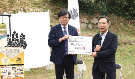 前田利家が構えた拠点「陣」跡の発掘調査について解説する、名古屋市立大の千田嘉博教授（右）＝４日午後、佐賀県唐津市