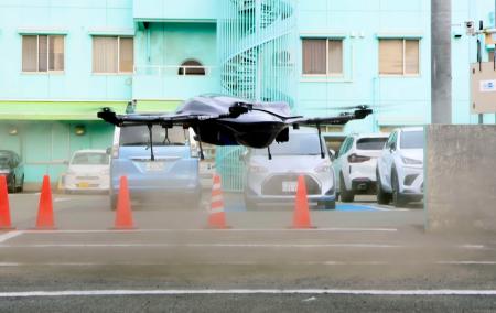 弁当を載せ、和歌山市の病院から飛び立つドローン＝４日午後