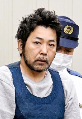 送検のため、札幌・北署を出る中村純一容疑者＝２日