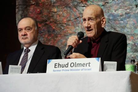 パグウォッシュ会議で登壇したイスラエルのオルメルト元首相（右）とパレスチナ自治政府のキドワ元外相＝４日午後、広島市中区