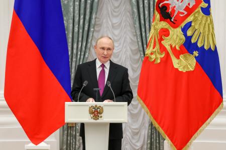 最新兵器の開発者に対する国家勲章授与式典で演説するロシアのプーチン大統領＝４日、モスクワ・クレムリン（ロシア大統領府提供・タス＝共同）