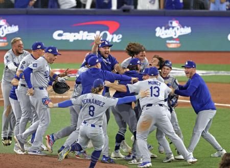 米大リーグ、ブルージェイズとのワールドシリーズ第７戦を制して２連覇を達成し、喜ぶドジャースの山本由伸（右から３人目奥）ら＝２日、トロント（共同）