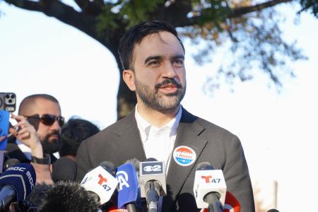 ４日、米ニューヨークで投票後記者団の取材に応じる民主党のゾーラン・マムダニ氏（共同）