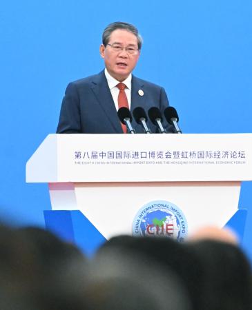 「中国国際輸入博覧会」の開幕式で演説する中国の李強首相＝５日、上海（共同）