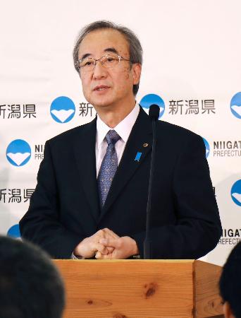 定例の記者会見を行う新潟県の花角英世知事＝５日午前、県庁