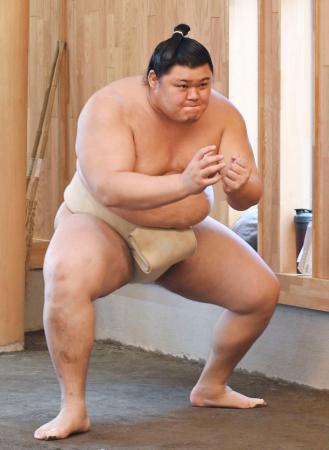 稽古ですり足をする大の里＝福岡市