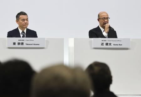 決算説明会で記者の質問に答えるトヨタ自動車の近健太ＣＦＯ（右）＝５日午後、東京都内