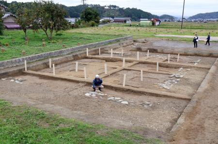 飛鳥宮跡の「正殿」＝５日午前、奈良県明日香村
