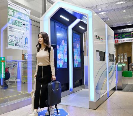 ＪＲ長岡駅に設置された顔認証改札機＝５日午前、新潟県長岡市