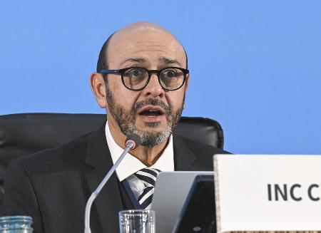 プラスチックごみによる汚染を巡る政府間交渉委員会の全体会合で発言するルイス・バジャス議長＝２０２４年１２月、韓国・釜山