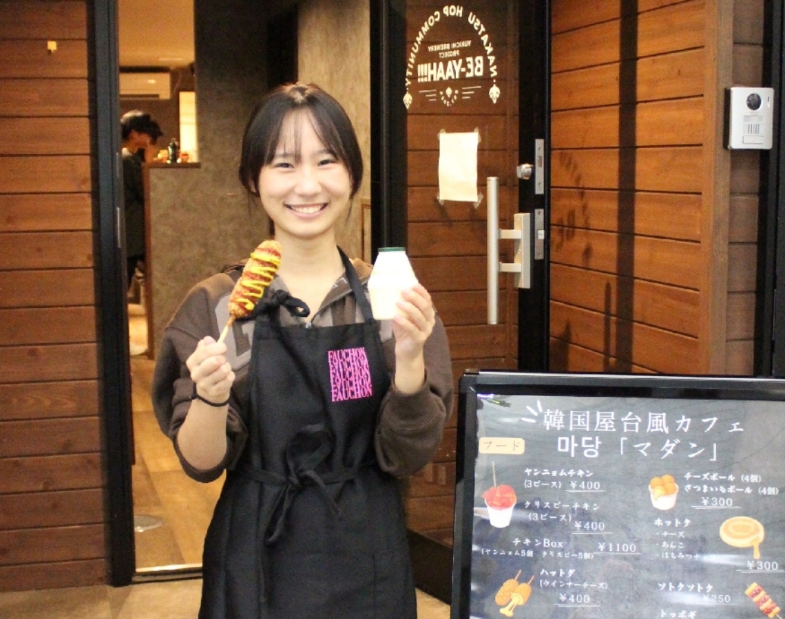 韓国屋台風カフェをオープンした高畑由凜菜さん＝中津市の日之出町商店街のマダン