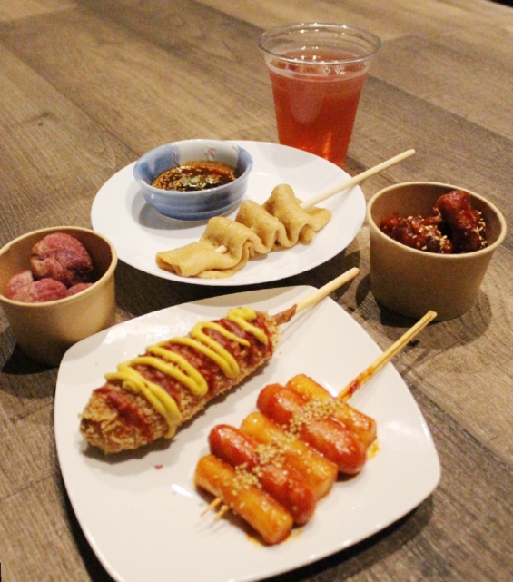 マダンで販売している若者に人気の韓国屋台風メニュー