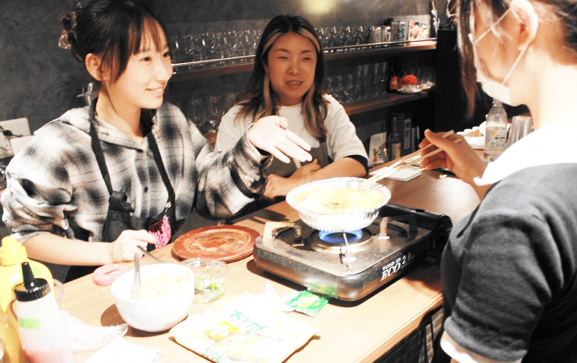 韓国のインスタントラーメンの作り方を説明する高畑由凜菜さん（左）