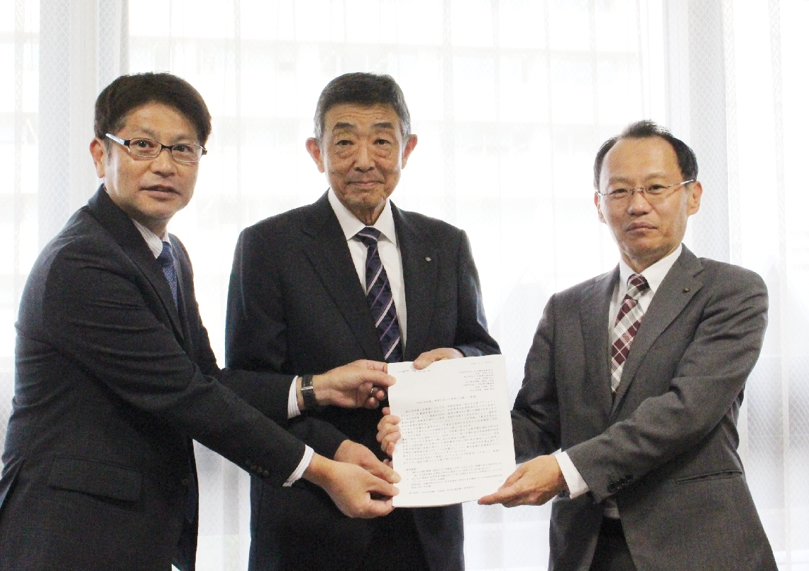 桑田龍太郎副知事（右）に要望＝６日、県庁