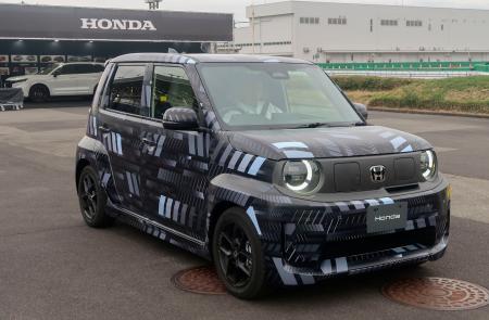 記者が試乗したホンダの小型電気自動車＝１０月、栃木県芳賀町