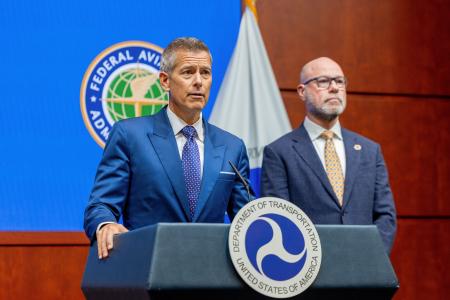 記者会見するダフィー米運輸長官（左）ら＝５日、ワシントン（ゲッティ＝共同）