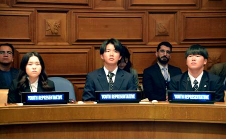 「世界津波の日」の会合に参加した（手前左から）小椋琉華さん、小松光月さん、平間夢人さん＝５日、米ニューヨークの国連本部（共同）