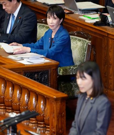 参院本会議で、立憲民主党の塩村文夏氏（手前）の質問を聞く高市首相＝６日午後