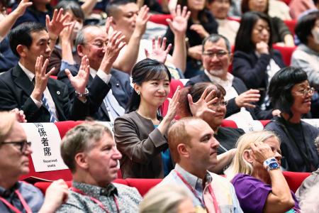 「手話のまち　東京国際ろう芸術祭」のオープニングセレモニーで、手話を使い拍手される佳子さま＝６日夜、東京都杉並区（代表撮影）