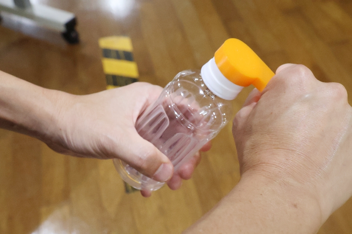 ペットボトルのふたを開けるオープナー