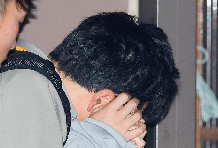 名古屋・港署に移送された甲斐海月容疑者＝７日午前０時４分