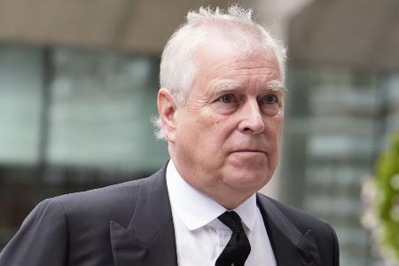 ロンドンのウェストミンスター大聖堂に到着したアンドルー英王子＝９月（Ｊｏｒｄａｎ　Ｐｅｔｔｉｔｔ／ＰＡ通信＝共同）