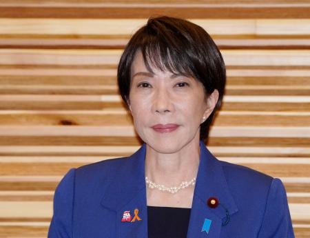 閣議に臨む高市首相＝７日午前、首相官邸