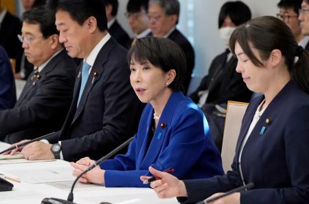 経済安全保障推進会議であいさつする高市首相（右から２人目）＝７日午前、首相官邸