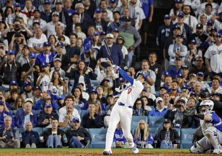 指名打者で出場したワールドシリーズ第３戦、この試合２本塁打目となる同点ソロを放つドジャース・大谷＝ロサンゼルス（共同）