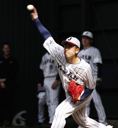 ブルペンで投球練習する松山＝サンマリン宮崎