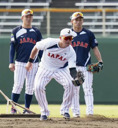 守備練習する牧（中央）と小園（左）ら＝サンマリン宮崎